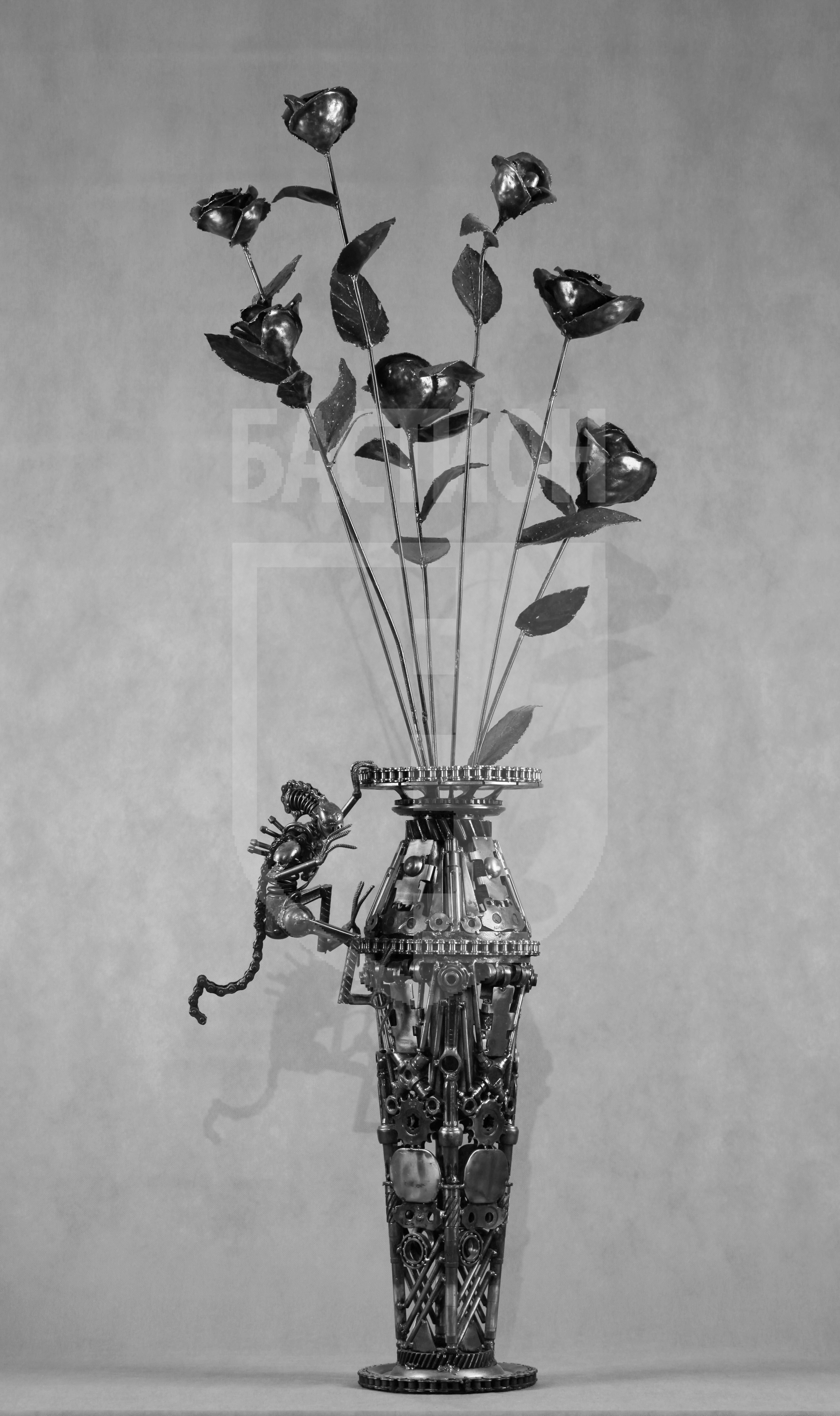 Металлическая декоративная фигурка "Ваза с цветами, на которую забирается чужой"_0