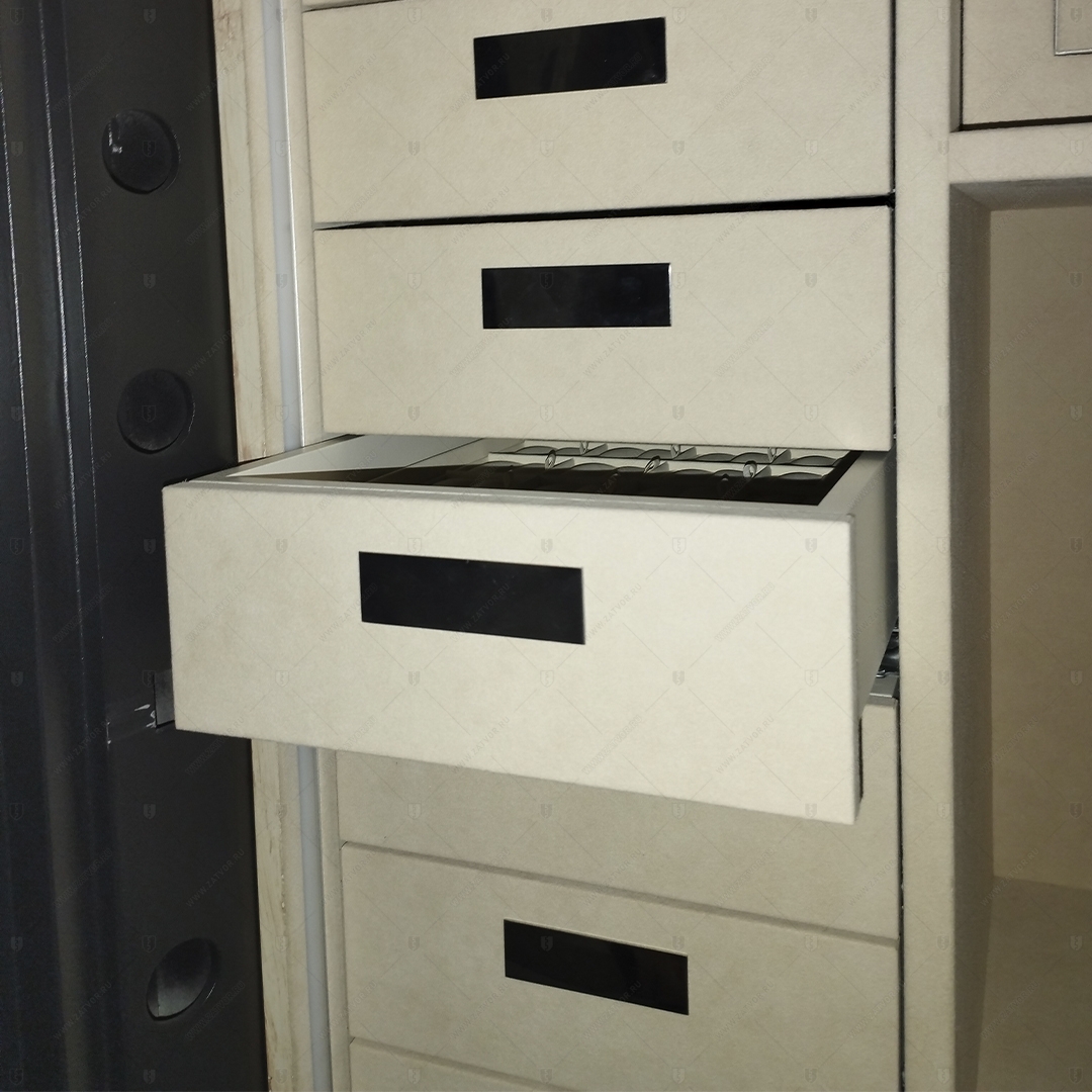 Выдвижной ящик внутри сейфа